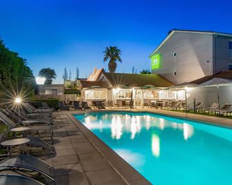 ibis Styles Aubagne Gemenos - Gémenos - Pool