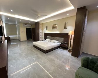 Hotel Pinaki Inn - Amarkantak - Bedroom