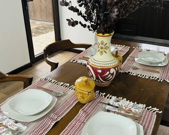 Charming Townhouse in Barrio Entre Flores: Your Gateway to Antigua Guatemala - Alotenango - Dining room