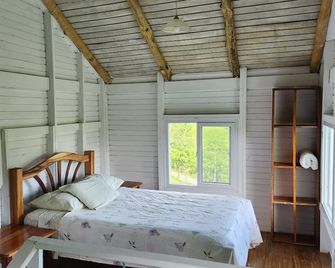 Cute & Cozy Caribbean Cabin on a farm. - Fronteras - Schlafzimmer