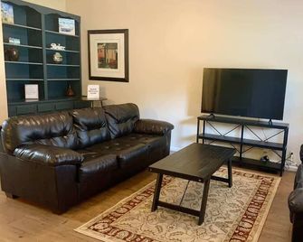 Wonderful 3 Bedroom 2 Bath - Kingsland - Вітальня