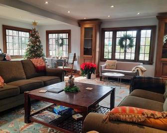 Easy train ride to Grand Central NYC - traditional tudor in gorgeous location - Scarsdale - Living room