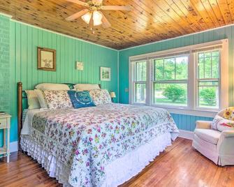 9 Mi to Lake Lure: Cottage w/ Deck & Fire Pits! - Lake Lure - Habitación