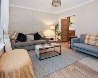 Panoramic Sunset Views - Free Parking & Sleeps 5 - Heywood - Living room