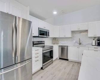 Remodeled House - Close to Lagoon, Hill AFB, and hiking trails. Pet-friendly! - Kaysville - Cocina