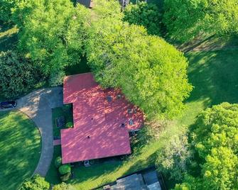 The Saunders Retreat - Madison - Outdoors view