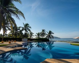 Beach front 3-bedroom condo on Playa Blanca in fantastic Zihuatanejo - Zihuatanejo - Pool