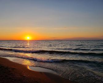 Spacious, Fun and Family Friendly Beach Home - Gary - Beach