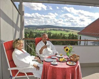 Comfort apartment with fully equipped kitchen - Neualbenreuth - Balkon