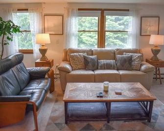 Four bedroom home-Only 500 feet walk to shared/private beach with central ac. - Dennis Port - Sala de estar