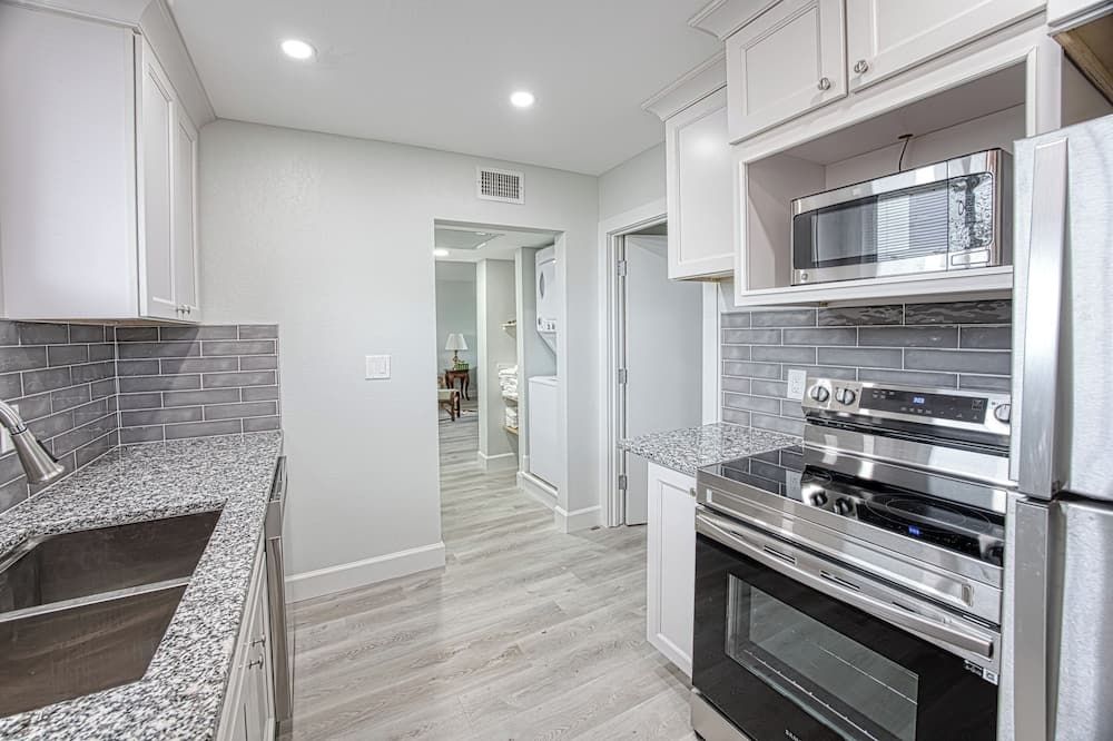 Cozy 1-bedroom 2nd floor overlooking the River District in Downtown Fort Myers - פורט מאיירס - מטבח