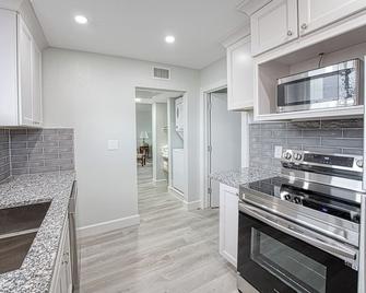 Cozy 1-bedroom 2nd floor overlooking the River District in Downtown Fort Myers - Fort Myers - Küche