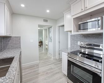 Cozy 1-bedroom 2nd floor overlooking the River District in Downtown Fort Myers - פורט מאיירס - מטבח