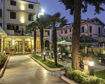 Hotel Ester Safer - Pineto - Будівля