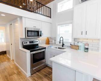 Lakeside Chic: Stylish Family Tiny Home Retreat #2 - Лінкольн