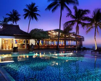 Candidasa Ocean Front Resort - Family Room 4 - Manggis - בריכה