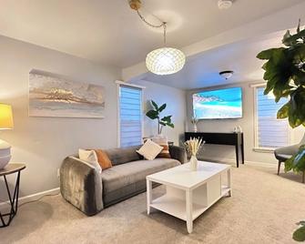 The Oasis - Your Luxury 2br/1.5ba Home In Downtown Modesto - Modesto - Living room