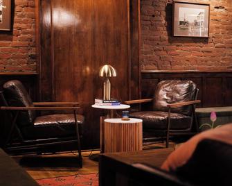 Jacksonville Inn Room #8: King Suite. Prime downtown location for festivals and dining. Comfortable king bed, Nespresso coffee, and historic boutique elegance - Jacksonville - Lounge