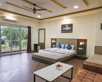 Serenity Hill Resort Near 2Km Fateh Sagar Lake Udaipur - Udaipur - Sovrum