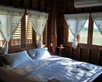Huanmaisakngam Resort - San Kamphaeng - Bedroom
