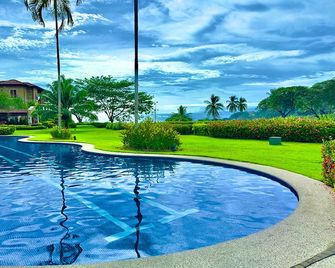 Spacious condo with panoramic ocean and golf views - Playa Jaco - Pool