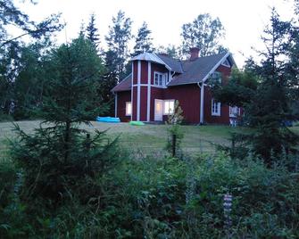 Child friendly house - suitable for 2 families - on a sunny spot, lake, boat - Vetlanda - Gebouw