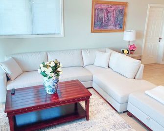 Luxury Guest House In King City - King City - Huiskamer
