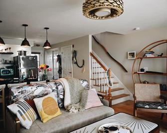 Modern & Chic Oceanfront Beach Home in Historic N Truro - Provincetown - Living room