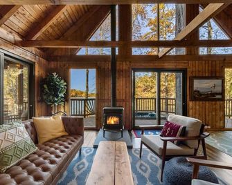 Cozy Cabin Hidden Away on a Lake! - Harpers Ferry - Living room