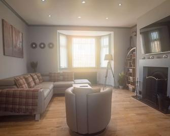 Luxury Super Central Cottage with a Hot Tub/ Gym - Portree - Living room