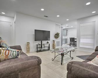 New! Laplace Townhome, 9 Mi to Lake Pontchartrain! - Laplace - Living room