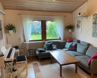 Comfortable house on quiet street in oldest part of Umeå. Fully equipped. - Umeå - Vardagsrum