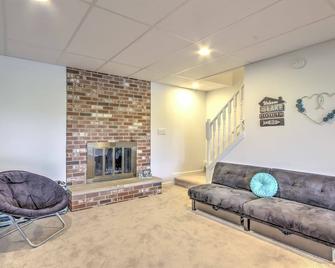North Liberty Lake Hideaway: 8 Mi to Iowa City! - North Liberty - Living room