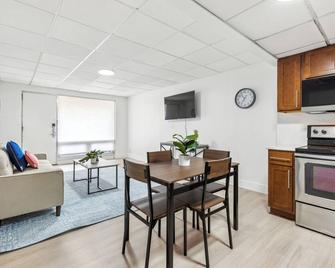 East 120 I Modern Refinished Apt Downtown I Gym - Rochester - Dining room
