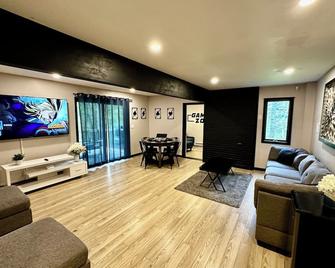Poconos Getaway with Game Rooms Theater & Hot Tub - Long Pond - Sala de estar