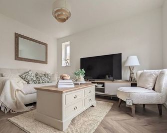 Cotswold Green Sleeps 5 With Free Ev Cha - Tewkesbury - Wohnzimmer