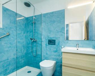Liiiving in Algarve Alvor Blue Villa - Alvor - Bad