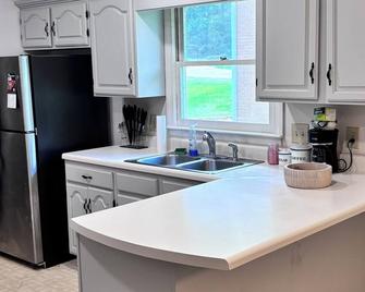 Cozy 1-bedroom private unit with shared amenities. - Griffin