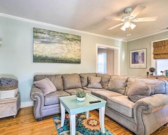 Cozy North Charleston Getaway with Fire Pit! - Charleston - Wohnzimmer
