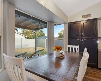 Lux Home Near Downtown Gilbert and Chandler-4 Bdrm w/ Pool Table-Pool-Park - Gilbert - Dining room
