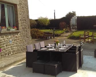 Tranquil, Farmhouse sleeps 6 comfortably, with private large swimming pool - Gorron - Patio