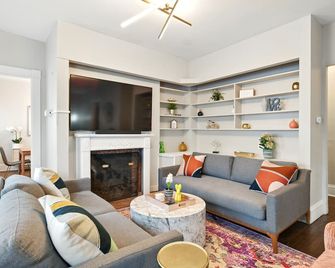 Elegant 7br 2.5bath Victorian Gem Sleeps 16+ - Springfield - Living room