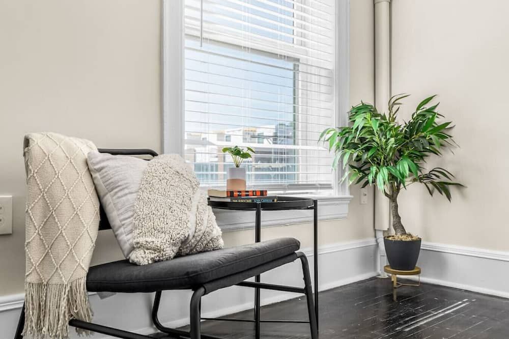 Unit 6 · Luxury Brush Park Penthouse with Stunning Views - דטרויט - סלון