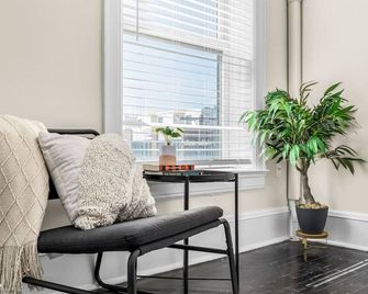 Unit 6 · Luxury Brush Park Penthouse with Stunning Views - Detroit - Sala de estar