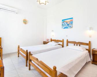 Annabel Apartments - Theologos - Schlafzimmer