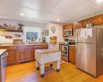 Quigley Cabin -Sleep to the sound of Brewster Creek right outside the window - Clinton - Kitchen