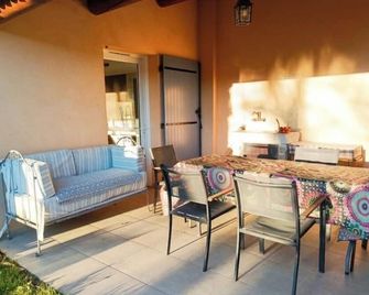 New Fenced House, With Heated Pool, Private Parking, Disabled Access - Moustiers-Sainte-Marie - Binnenhof