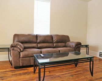514 W 23rd St - Cheyenne - Living room