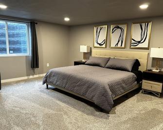 Lambeau Walk, Tailgate Garage with Hibachi-Style Grilling Patio - Ashwaubenon - Bedroom