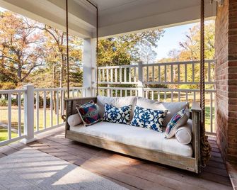 Holiday Promo: Get 10% Off Holiday Stays - Shady Side - Balcony